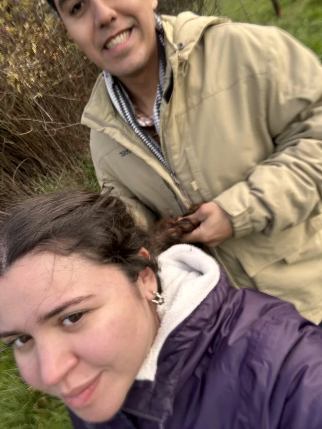Micaela y Kevin: Peinando a la muñeca